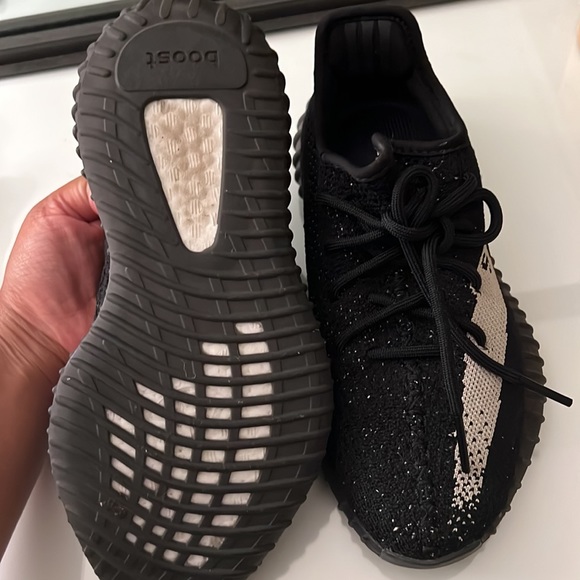 Yeezy Boost 350 V2 ‘OREO’ - Picture 5 of 10
